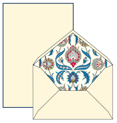 This writing set comes with large sheets of 120 gsm paper which have a blue border. The envelopes are lined with a cool tone classic Florentine paper to match the paper's blue border. 