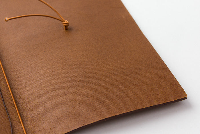 The elastic is easy to replace in your Camel TRAVELER'S notebook to add color or interest. 